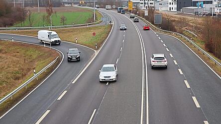 Den Erfordernissen des hohen Verkehrsaufkommens wird die Ortsumfahrung Cham angepasst.
