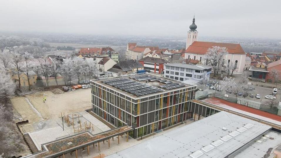 Von au&szlig;en wirkt der Anbau so gut wie fertig: Das Flachdach wurde in der Woche vor Weihnachten abgenommen, die PV-Anlage ist bereits in Betrieb.