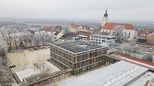 Von außen wirkt der Anbau so gut wie fertig: Das Flachdach wurde in der Woche vor Weihnachten abgenommen, die PV-Anlage ist bereits in Betrieb. Von außen wirkt der Anbau so gut wie fertig: Das Flachdach wurde in der Woche vor Weihnachten abgenommen, die PV-Anlage ist bereits in Betrieb.