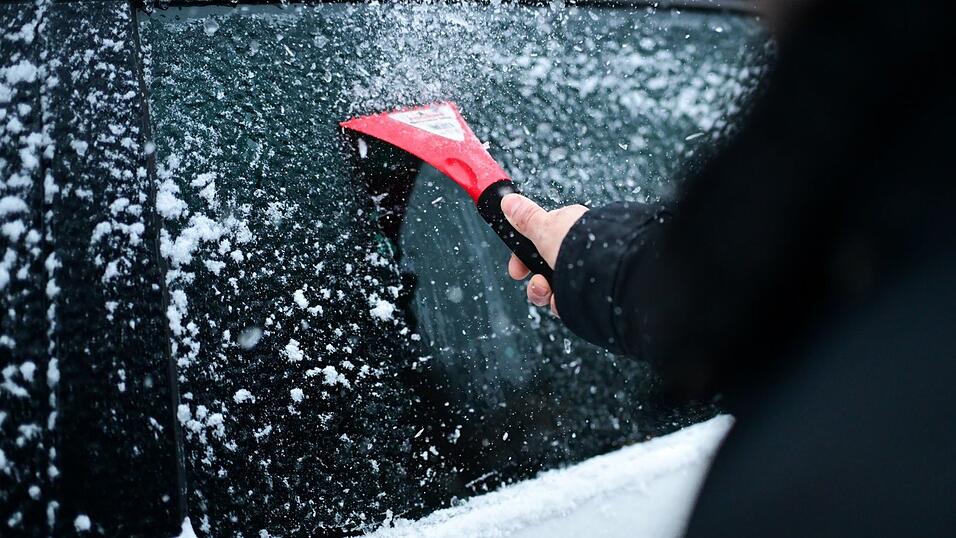 Gefrierender Regen, Glatteis und Neuschnee: Besonders im Westen und Süden kann das Autofahren abends zum Risiko werden. Gefrierender Regen, Glatteis und Neuschnee: Besonders im Westen und Süden kann das Autofahren abends zum Risiko werden.