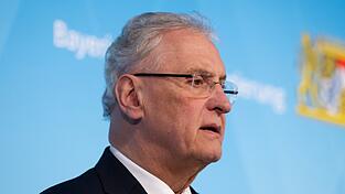 Bayerns Innenminister Joachim Herrmann (CSU) nahm die bayerischen Behörden gegen Kritik aus der Bundesregierung in Schutz. (Archivbild)