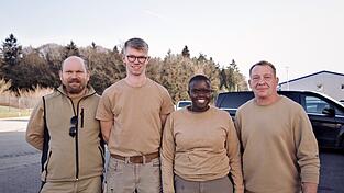 Reine Imbanishwe mit Kollegen der Schreinerei Hierbeck aus Schöllnach (Kreis Deggendorf) Reine Imbanishwe mit Kollegen der Schreinerei Hierbeck aus Schöllnach (Kreis Deggendorf)