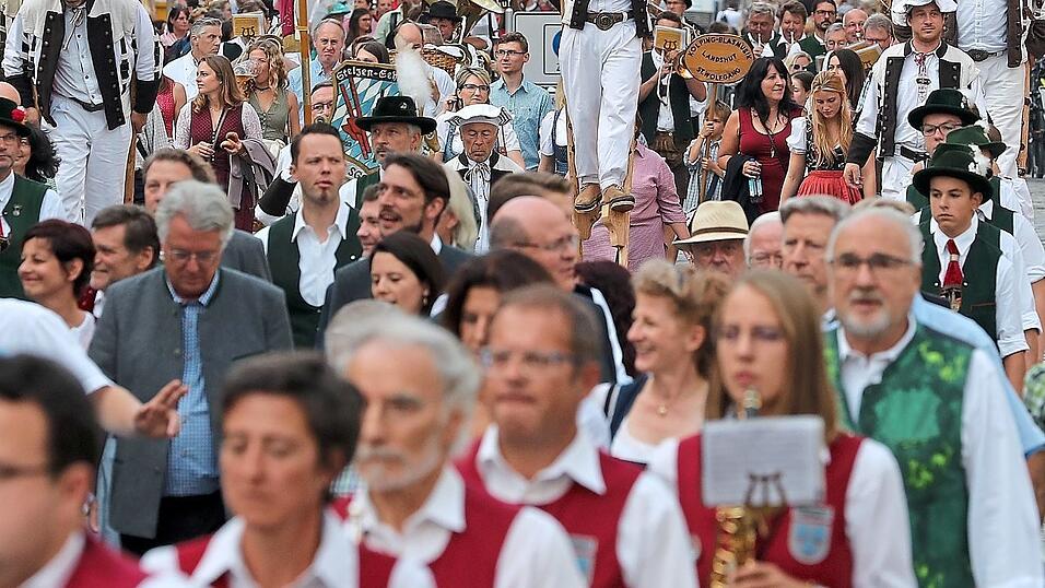 Aufgrund des 1. Mai-Feiertags wird in diesem Jahr statt an einem Freitag bereits am Mittwoch, 30. April, mit Bieranstich und Festzug in der Altstadt (Bild) der Startschuss f&uuml;r die Fr&uuml;hjahrsdult erfolgen.