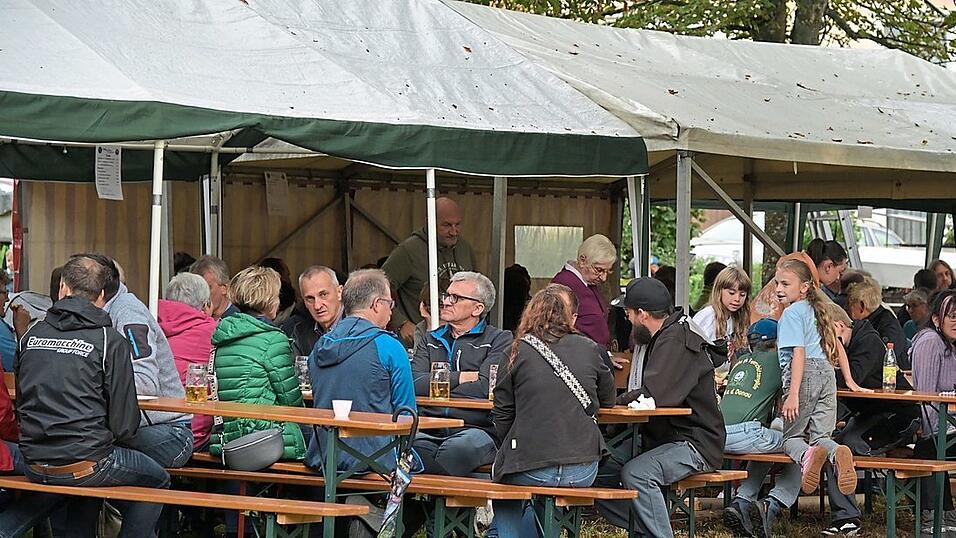 Bierb&auml;nke und Partyzelte f&uuml;llten am Samstagabend die Wiese bei der Schussh&uuml;tte. Trotz des durchwachsenen Wetters kamen rund 150 G&auml;ste.