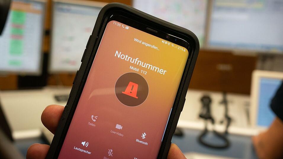 Mittlerweile setzen viele Geräte automatisch einen Notruf ab, wenn sie einen Unfall zu erkennen glauben (Symbolbild).