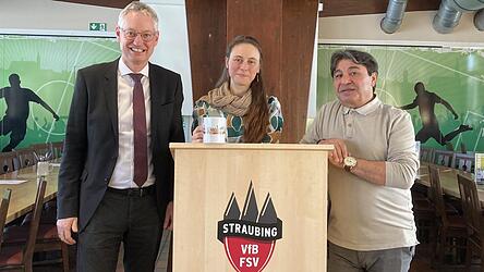 Auftaktveranstaltung von &bdquo;Integration durch Sport&ldquo; im Stadion am Petersw&ouml;hrd: Oberb&uuml;rgermeister Markus Pannermayr (links) mit Nail Demir und Verena Fisch vom Freiwilligenzentrum.
