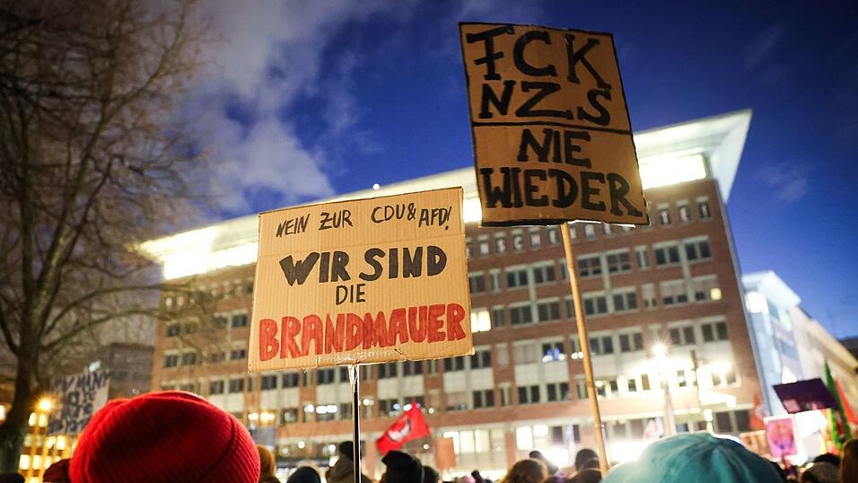 Die Protestierenden in Hamburg bezeichnen sich selbst als Brandmauer zur AfD.