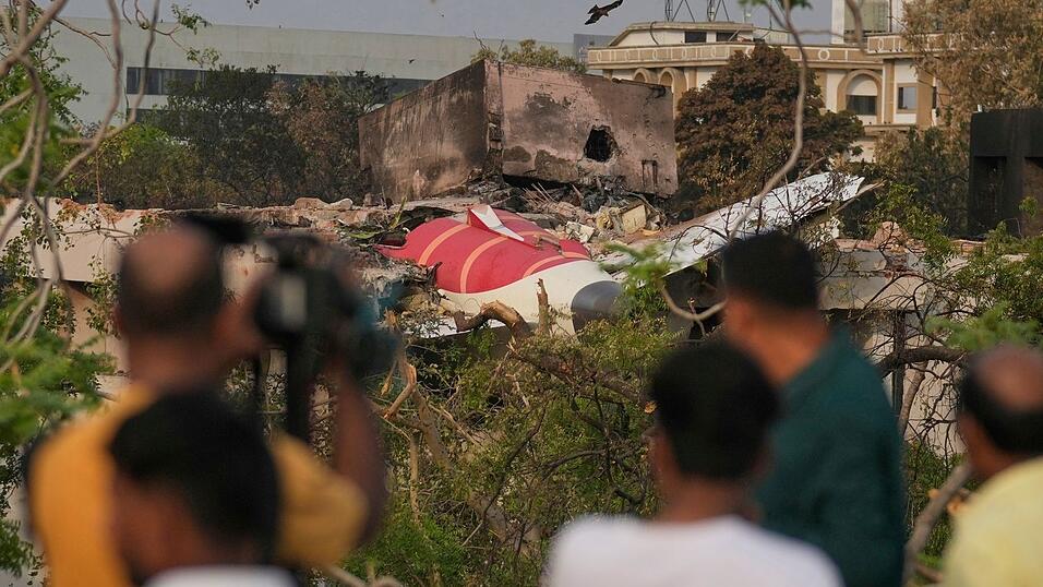 Menschen betrachten die Wrackteile des am Donnerstag (12.06.2025) abgestürzten Flugzeugs von Air India. (Foto Archiv) Menschen betrachten die Wrackteile des am Donnerstag (12.06.2025) abgestürzten Flugzeugs von Air India. (Foto Archiv)