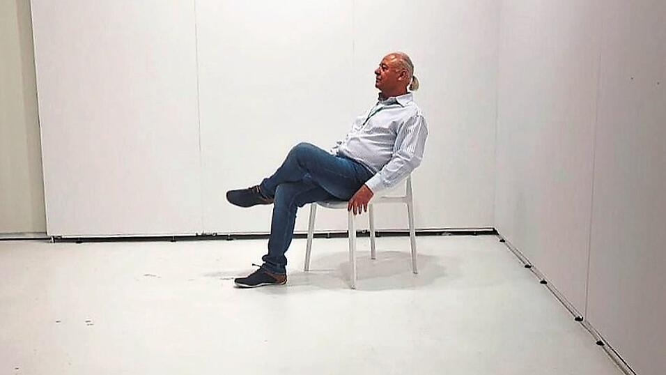 Der Deggendorfer K&uuml;nstler Harry Bauer in seiner &bdquo;Koje&ldquo; auf der &bdquo;Discovery Art Fair&ldquo; in Frankfurt. Ein aufregendes und erfolgreiches Jahr liegt hinter ihm.