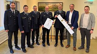 B&uuml;rgermeister Matthias Kohlmayer durfte die Urkunde und das Fahnenband &uuml;berreichen.