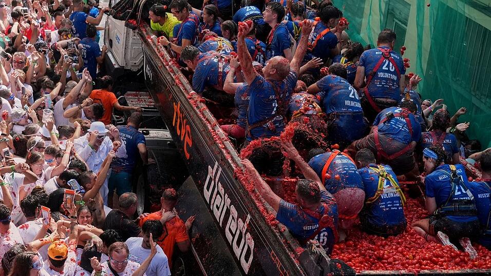 Für die diesjährige Ausgabe der größten Lebensmittelschlacht der Welt, der «La Tomatina», stehen 150 Tonnen matschiger Tomaten zur Verfügung. Für die diesjährige Ausgabe der größten Lebensmittelschlacht der Welt, der «La Tomatina», stehen 150 Tonnen matschiger Tomaten zur Verfügung.