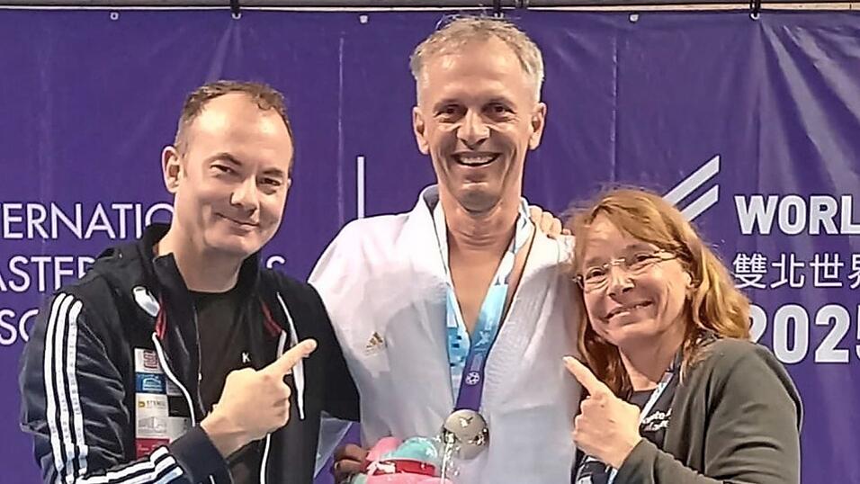 Strahlende Gesichter (von links): Coach Mario Pavlinovic vom SV Gendorf Burgkirchen sowie Christian Stengl von der SG Moosburg mit Ehefrau Diana freuen sich über den Erfolg. Strahlende Gesichter (von links): Coach Mario Pavlinovic vom SV Gendorf Burgkirchen sowie Christian Stengl von der SG Moosburg mit Ehefrau Diana freuen sich über den Erfolg.