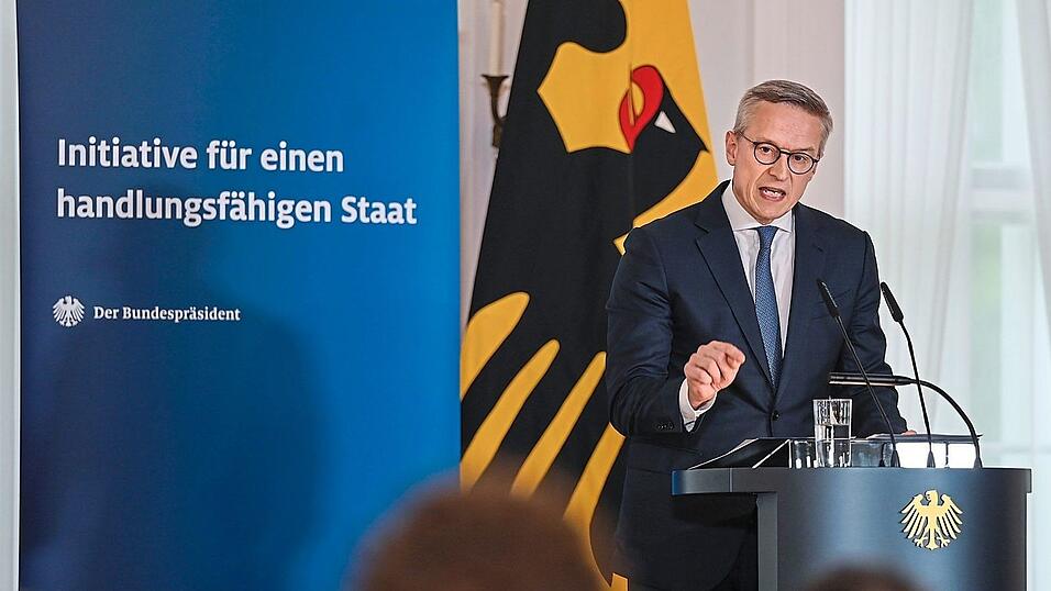 Digitalminister Karsten Wildberger spricht zur Vorstellung und Diskussion des Abschlussberichts der &bdquo;Initiative f&uuml;r einen handlungsf&auml;higen Staat&ldquo; im Schloss Bellevue.