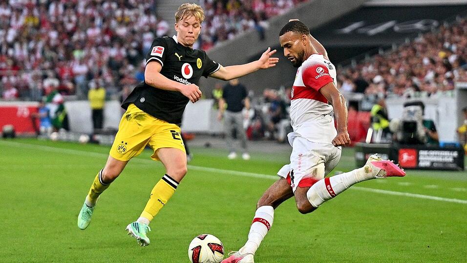 Bloß weg damit: Stuttgarts Josha Vagnoman (r) holt aus, beobachtet von BVB-Spieler Daniel Svensson. Bloß weg damit: Stuttgarts Josha Vagnoman (r) holt aus, beobachtet von BVB-Spieler Daniel Svensson.