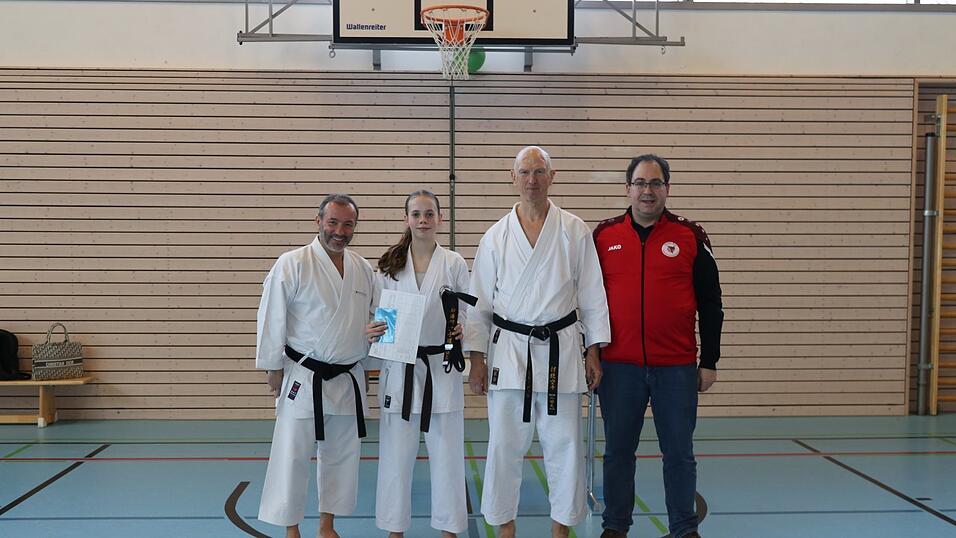 Die frischgebackene Schwarzgurttr&auml;gerin Jennifer Krebs (Zweite von links) mit den beiden Pr&uuml;fern Silvio Campari (links) und Manfred Schmoigl (Zweiter von rechts) und Trainer Roland Hager (rechts).