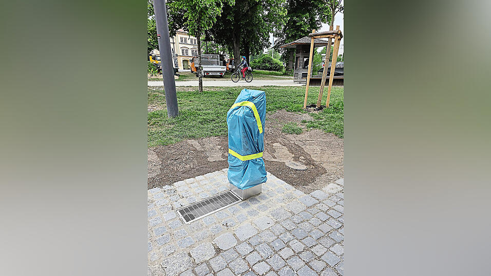 Die neuen Trinkwassers&auml;ulen sind zwar bereits an das Wassernetz angeschlossen, allerdings steht die Trinkwasseruntersuchung noch aus. Deshalb sind die Spender noch verh&uuml;llt.