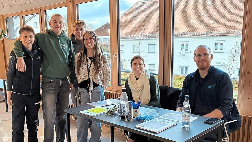 Viele junge Menschen beteiligten sich an der U18-Wahl. Viele junge Menschen beteiligten sich an der U18-Wahl.