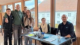 Viele junge Menschen beteiligten sich an der U18-Wahl. Viele junge Menschen beteiligten sich an der U18-Wahl.