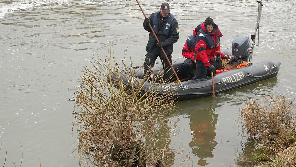 Mit zwei Booten sucht die Polizei am Donnerstag, 23. März, das südliche Donauufer in Regensburg ab. Seit Sonntag wird die 20-jährige Studentin Malina Klaar in der Domstadt vermisst. Mit zwei Booten sucht die Polizei am Donnerstag, 23. März, das südliche Donauufer in Regensburg ab. Seit Sonntag wird die 20-jährige Studentin Malina Klaar in der Domstadt vermisst.