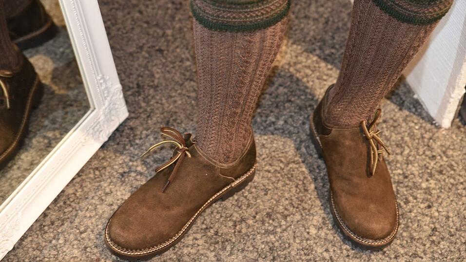 Trachtenhemden sind idealerweise einfarbig, die Kniestrümpfe werden traditionell hochgezogen.