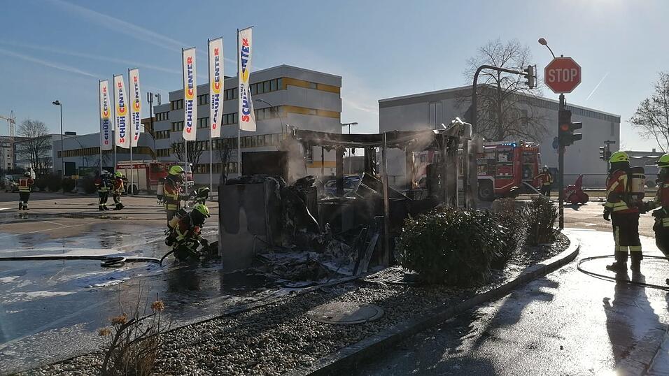 In Landshut ist am Sonntagmorgen ein Imbiss in der Siemensstraße komplett abgebrannt.