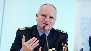 Michael Denne, Polizeipr&auml;sident des Polizeipr&auml;sidiums Westpfalz, spricht bei einer Pressekonferenz.