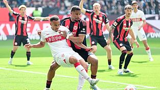 Der VfB Stuttgart um Jamie Leweling (l) sicherte den Champions-League-Platz bei Eintracht Frankfurt ab. Der VfB Stuttgart um Jamie Leweling (l) sicherte den Champions-League-Platz bei Eintracht Frankfurt ab.