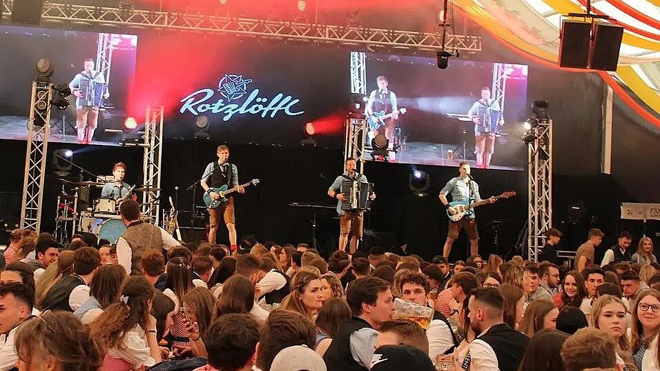 Die 'Rotzlöffl' bei einem Auftritt 2023 in Cham. Auf dem Landauer Volksfest wird die Band dieses Jahr den Samstagabend rocken. Die 'Rotzlöffl' bei einem Auftritt 2023 in Cham. Auf dem Landauer Volksfest wird die Band dieses Jahr den Samstagabend rocken.