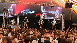 Die 'Rotzl&ouml;ffl' bei einem Auftritt 2023 in Cham. Auf dem Landauer Volksfest wird die Band dieses Jahr den Samstagabend rocken.&nbsp;