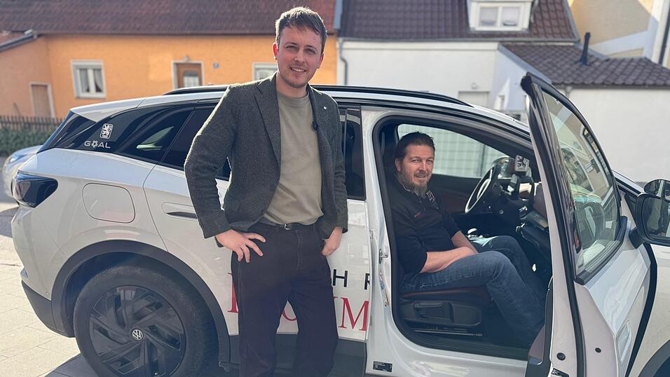 Aufgrund seiner MS-Erkrankung hat Fahrlehrer Armin Prommersberger sein Auto auf seine Bed&uuml;rfnisse umbauen lassen. Bislang fehlt allerdings die Anerkennung seitens der Entscheidungstr&auml;ger, sodass seine Zulassung auf der Kippe steht. Landtagsabgeordneter Julian Preidl m&ouml;chte helfen.