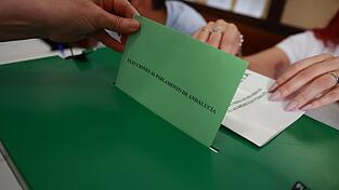 Die konservative Volkspartei PP hat bei der Regionalwahl in Andalusien ihre absolute Mehrheit verloren und ist in der bevölkerungsreichsten Region Spaniens künftig auf die rechtspopulistische Vox angewiesen. Die konservative Volkspartei PP hat bei der Regionalwahl in Andalusien ihre absolute Mehrheit verloren und ist in der bevölkerungsreichsten Region Spaniens künftig auf die rechtspopulistische Vox angewiesen.