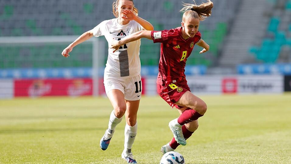 Kräftig rotiert: Vivien Endemann (r) war eine von acht neuen Spielerinnen in der deutschen Startelf. Kräftig rotiert: Vivien Endemann (r) war eine von acht neuen Spielerinnen in der deutschen Startelf.