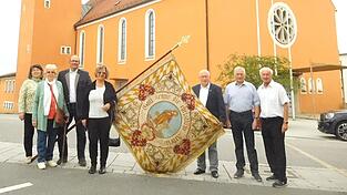 Das Leitungsteam der KAB Cham (von links) Agnes Rädlinger, Margareta Amann, Reinhard Loders, Maria Jäger, Präses Stadtpfarrer Dr. Pajor, Franz Daschner und Max Strasser präsentiert die 1908 geweihten Fahne. Das Leitungsteam der KAB Cham (von links) Agnes Rädlinger, Margareta Amann, Reinhard Loders, Maria Jäger, Präses Stadtpfarrer Dr. Pajor, Franz Daschner und Max Strasser präsentiert die 1908 geweihten Fahne.