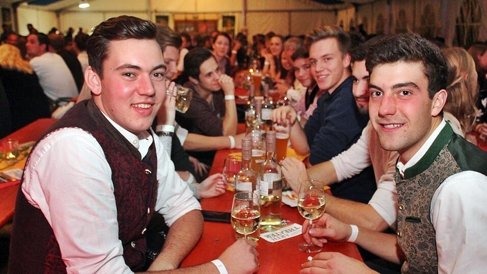 Die besten Bilder vom Wein- und Wei&szlig;bierfest des Burschenvereins Arth und der M&auml;dchengruppe.