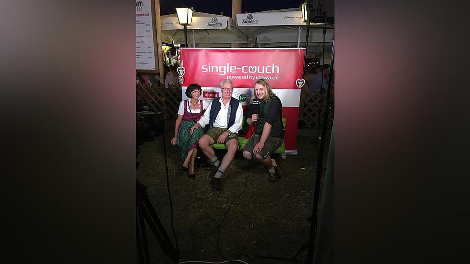 Auch 2019 ist die Single-Couch auf dem Gäubodenvolksfest beliebt. Auch 2019 ist die Single-Couch auf dem Gäubodenvolksfest beliebt.
