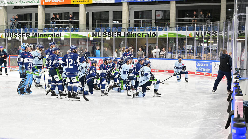 Einstimmung auf die neue Eishockey-Saison: Die Straubing Tigers beim Training.