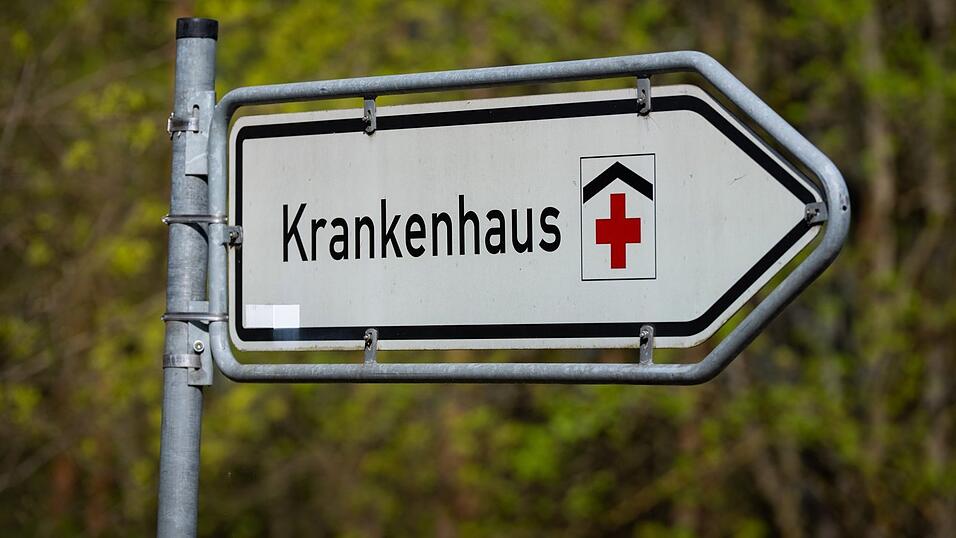 Die von der Ampel-Koalition aufs Gleis gesetzte Krankenhausreform, die medizinische Leistungen bündeln und verbessern soll, wird an vielen Einzelpunkten noch einmal nachgebessert.