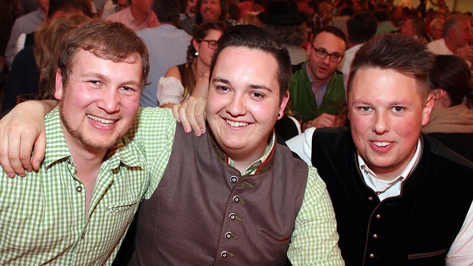 Die Fr&uuml;hjahrsdult 2017 in Landshut neigt sich dem Ende entgegen. Grund genug, noch einmal richtig in den Bierzelten zu feiern - abgerundet vom traditionellen Feuerwerk.