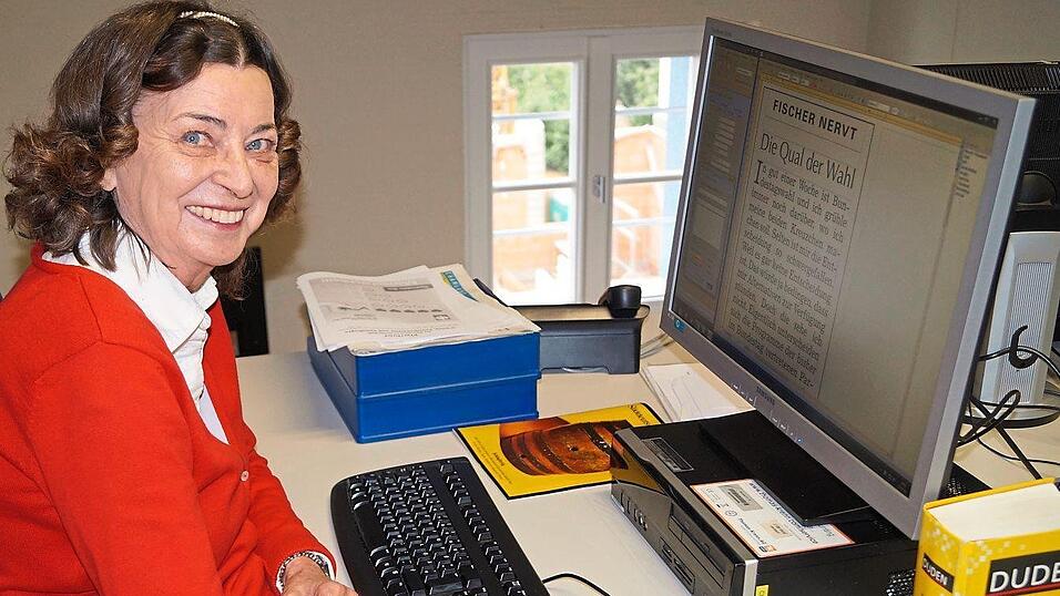 Den Duden immer in Griffweite: So werden ihre Kollegen bei der Chamer Zeitung Evelyne Straßer in Erinnerung behalten. Den Duden immer in Griffweite: So werden ihre Kollegen bei der Chamer Zeitung Evelyne Straßer in Erinnerung behalten.