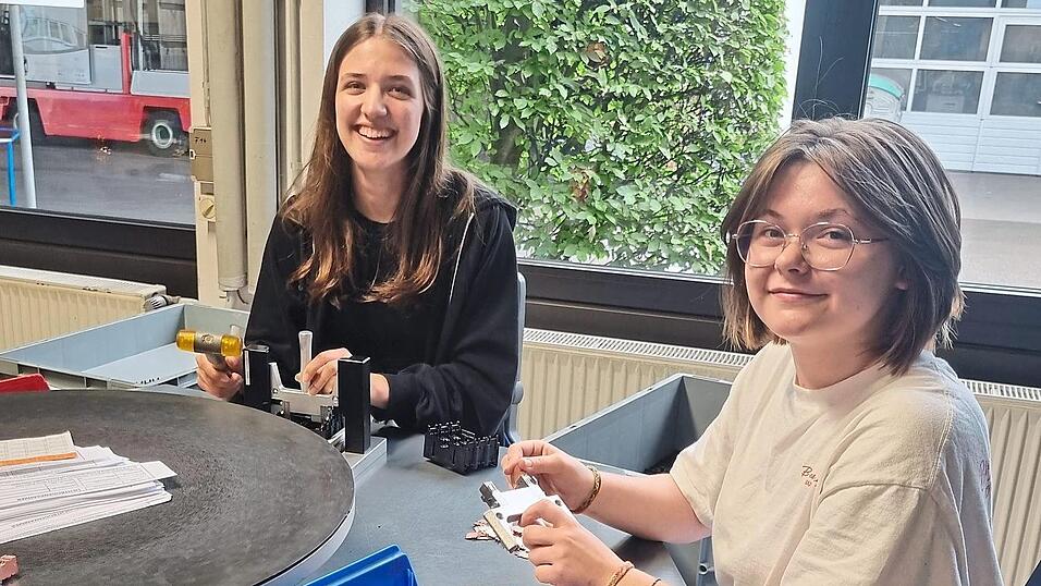Anna Kaiser und Ricarda Schneider, Sch&uuml;lerinnen der FOS, montieren an ihren freien Tagen flei&szlig;ig in den Behindertenwerkst&auml;tten. Beide geben positive R&uuml;ckmeldung: hilfsbereite Kollegen, eine tolle Gemeinschaft und 'gutes Geld f&uuml;r leichte Arbeit'.