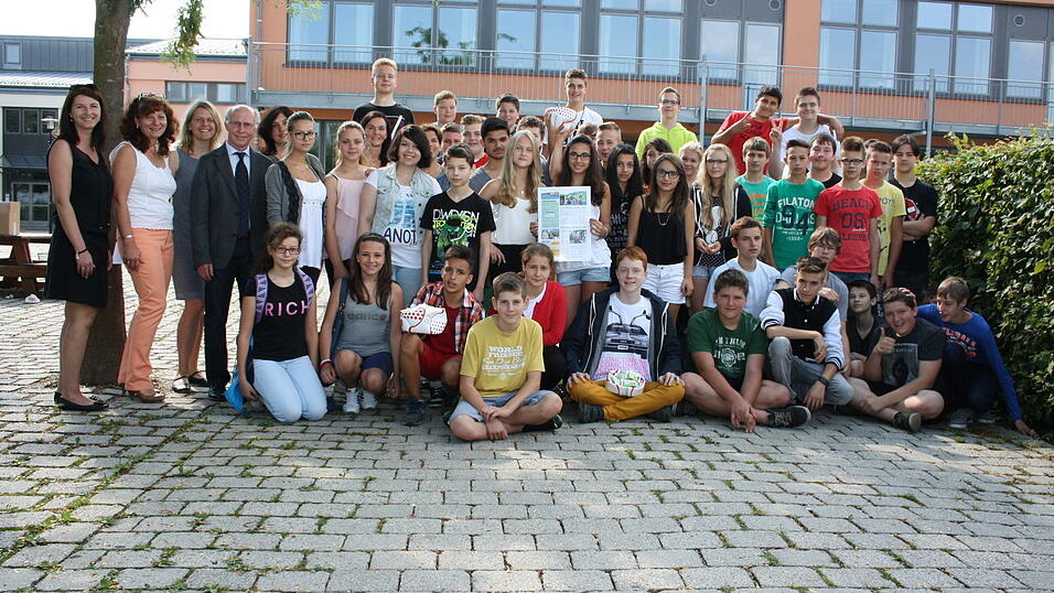 Eine starke Gemeinschaftsleistung: Große Freude herrschte an der Mittelschule Altdorf - die Klassen 7a, 7b und 8a sicherten sich den zweiten Platz und damit 200 Euro für die Klassenkasse. Eine starke Gemeinschaftsleistung: Große Freude herrschte an der Mittelschule Altdorf - die Klassen 7a, 7b und 8a sicherten sich den zweiten Platz und damit 200 Euro für die Klassenkasse.