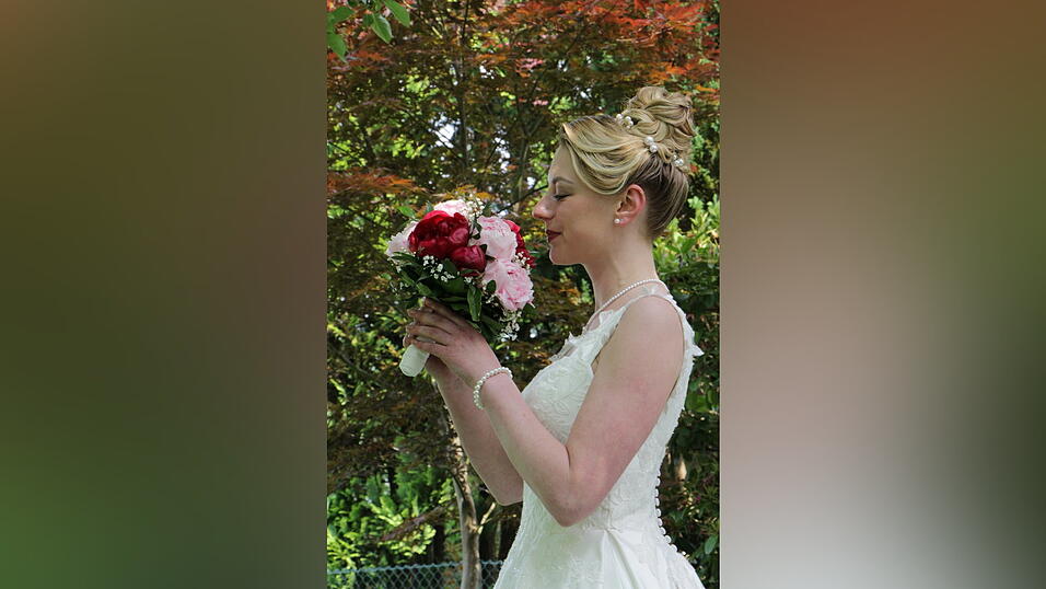 So sah die Pfingstbraut in ihrem wei&szlig;en Kleid aus.