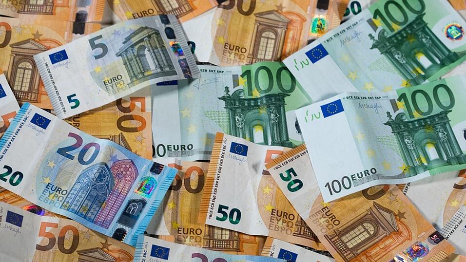 Insgesamt fanden die Beamten in dem Wagen etwa 850.000 Euro. (Symbolbild) Insgesamt fanden die Beamten in dem Wagen etwa 850.000 Euro. (Symbolbild)