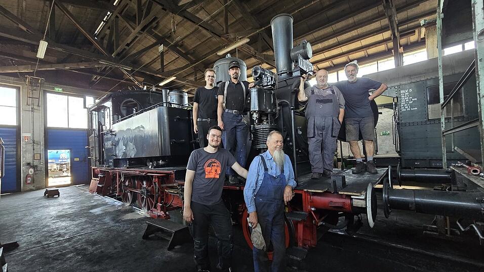 In einem alten Lokschuppen auf dem Bahngel&auml;nde kann man in l&auml;ngst vergangene Zeiten eintauchen. Dort arbeiten Samstag f&uuml;r Samstag Mitglieder des Localbahnvereins an alten Dampf-, Diesel- und E-Loks. Acht Jahre haben sie an der Dampflok gewerkelt (hinten, von links: Max Umlauft, Ralph Schlummbaum, Richard Taschner, Karl Doll sowie (vorne, von links) Konstantin Augsburg und Wolfgang Jaschik. Am 19. und 20. September sind Einblicke in die Werkstatt und Fahrten mit historischen Z&uuml;gen m&ouml;glich.