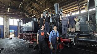 In einem alten Lokschuppen auf dem Bahngel&auml;nde kann man in l&auml;ngst vergangene Zeiten eintauchen. Dort arbeiten Samstag f&uuml;r Samstag Mitglieder des Localbahnvereins an alten Dampf-, Diesel- und E-Loks. Acht Jahre haben sie an der Dampflok gewerkelt (hinten, von links: Max Umlauft, Ralph Schlummbaum, Richard Taschner, Karl Doll sowie (vorne, von links) Konstantin Augsburg und Wolfgang Jaschik. Am 19. und 20. September sind Einblicke in die Werkstatt und Fahrten mit historischen Z&uuml;gen m&ouml;glich.