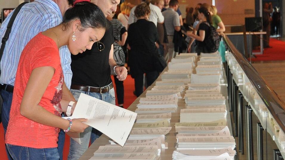 Stefanie Meier (13) besuchte am Tag der Ein- und Ausblicke den Deutschen Bundestag. Dort lernte sie auch Gerda Hasselfeldt (CSU-Landesvorsitzende) kennen. Die ehemalige Ursulinen-Schülerin freute sich, eine Straubingerin in Berlin zu sehen. Stefanie Meier (13) besuchte am Tag der Ein- und Ausblicke den Deutschen Bundestag. Dort lernte sie auch Gerda Hasselfeldt (CSU-Landesvorsitzende) kennen. Die ehemalige Ursulinen-Schülerin freute sich, eine Straubingerin in Berlin zu sehen.