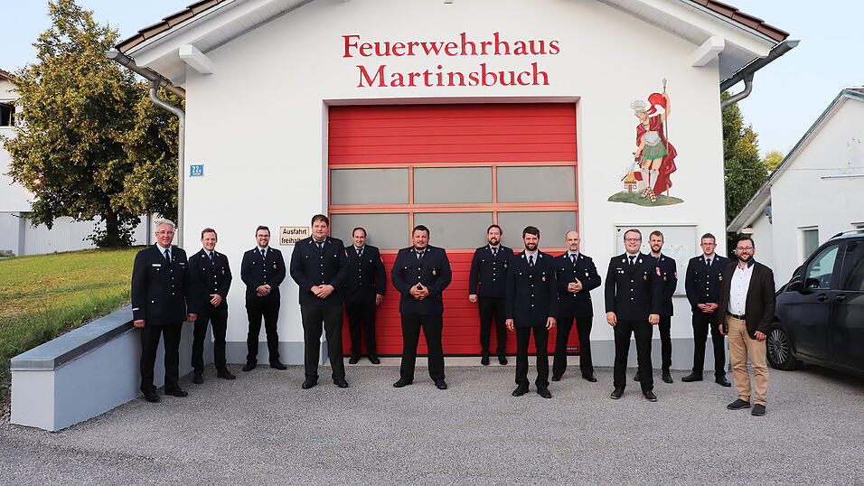 KBM Christian Schmidt (links) und Bürgermeister Thomas Hieninger (rechts) umrahmen die neue Führungsriege der Wehr Martinsbuch mit (von links) Hermann Gschlößl (Kassier), Martin Petschko (Ausschussmitglied), Matthias Meier (zweiter Vorsitzender), Andreas Sturm (Ausschussmitglied), Georg Laubner junior (Vorsitzender), Thomas Lichtl (Schriftführer), Tobias Kaiser (Kommandant), Christoph Leserer (Jugendwart), Alexander Petschko (zweiter Kommandant), Markus Altweck (Ausschussmitglied) und Thomas Hambauer (Gerätewart). KBM Christian Schmidt (links) und Bürgermeister Thomas Hieninger (rechts) umrahmen die neue Führungsriege der Wehr Martinsbuch mit (von links) Hermann Gschlößl (Kassier), Martin Petschko (Ausschussmitglied), Matthias Meier (zweiter Vorsitzender), Andreas Sturm (Ausschussmitglied), Georg Laubner junior (Vorsitzender), Thomas Lichtl (Schriftführer), Tobias Kaiser (Kommandant), Christoph Leserer (Jugendwart), Alexander Petschko (zweiter Kommandant), Markus Altweck (Ausschussmitglied) und Thomas Hambauer (Gerätewart).