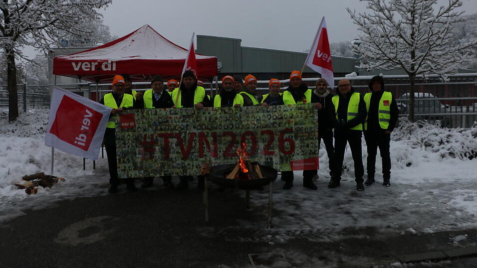 Die Verdi-Mitglieder postierten sich vor dem Verkehrsbetrieb Landshut, um Busse, die ausfahren wollten, zum Mitstreiken zu bewegen.