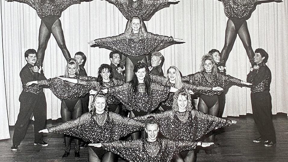 Showtanz war bei der Narrhalla Moosburg ein gro&szlig;es Thema. Die &bdquo;Dancing Devils&ldquo; wurden 1995 aus der Taufe gehoben und zeigten bis 2009 teilweise spektakul&auml;re Auff&uuml;hrungen.