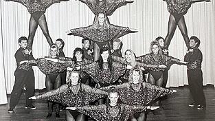 Showtanz war bei der Narrhalla Moosburg ein gro&szlig;es Thema. Die &bdquo;Dancing Devils&ldquo; wurden 1995 aus der Taufe gehoben und zeigten bis 2009 teilweise spektakul&auml;re Auff&uuml;hrungen.